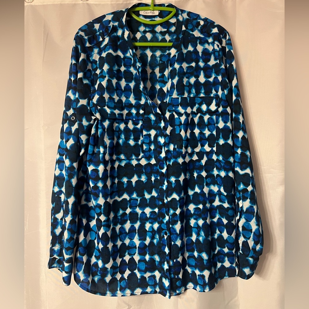 Calvin Klein ladies XL blouse. Shades of blue pattern. Very good condition.